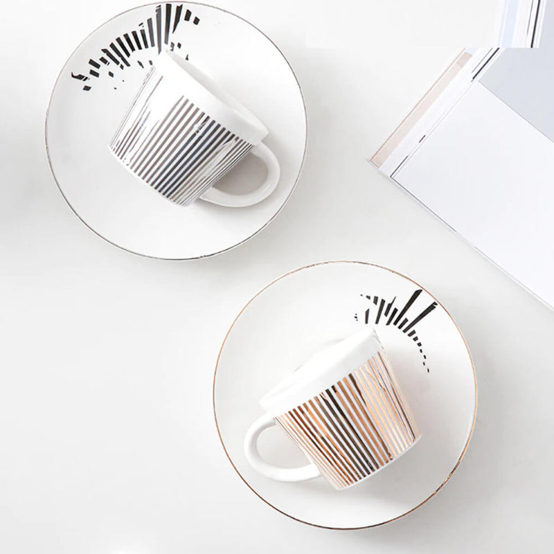 Un café elegante con una taza que revela un secreto 